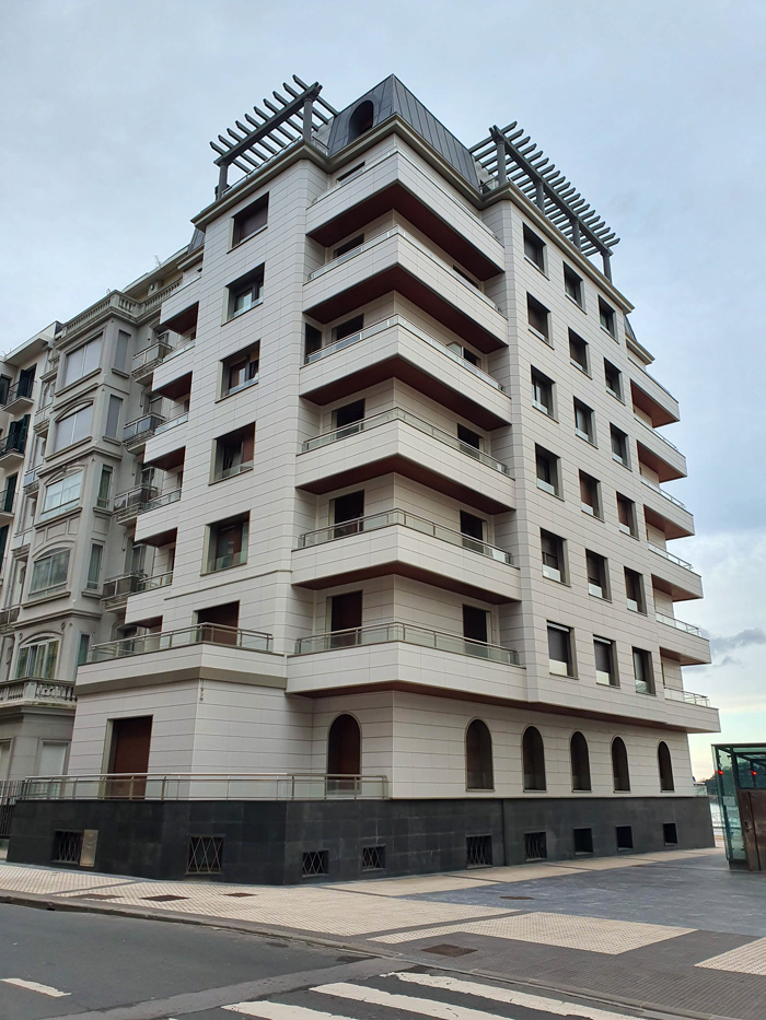 vista completa del edificio con la cubierta